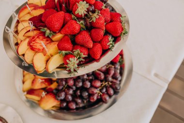 beslenme çantası meyve taze iki katlı çilek üzüm şeftali