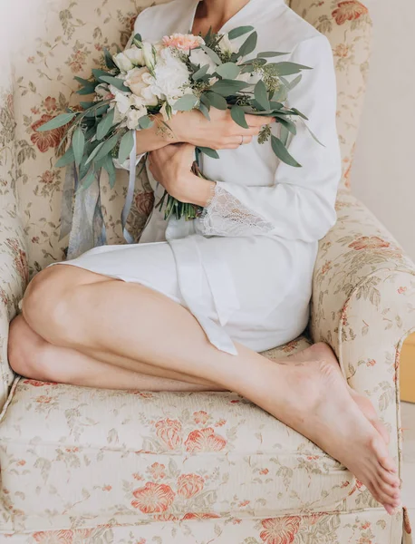 妇女浴袍花花束椅子房子 — 图库照片