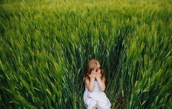 赤ちゃん女の子フィールド小麦緑感情 — ストック写真