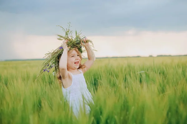 女の子若い穀物フィールド グリーン感情花輪 — ストック写真