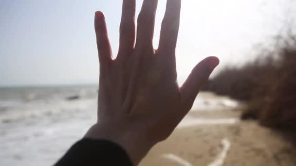 Hand solen strålar bländning sea sky — Stockvideo