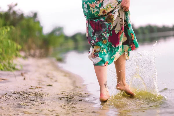 Salpicadura de agua descalzo vestido de playa mujer —  Fotos de Stock