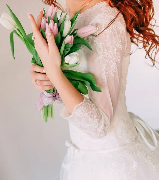 Mulher buquê tulipa flores mãos primavera férias — Fotografia de Stock