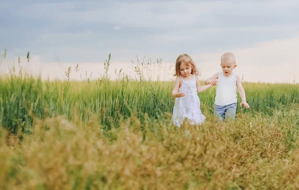 Niños amistad amor manos escapar naturaleza primavera —  Fotos de Stock