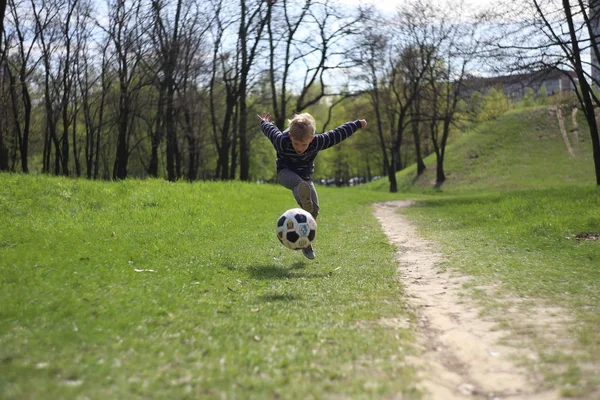 Fotbalové boy míč kick obora skok hra — Stock fotografie