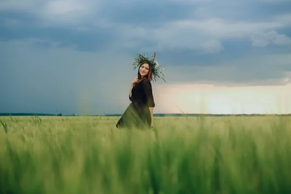 Bella ragazza danza campo natura erba primavera — Foto Stock