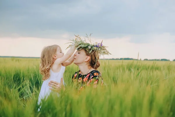Mammas dotter lite ömhet krans blommor — Stockfoto