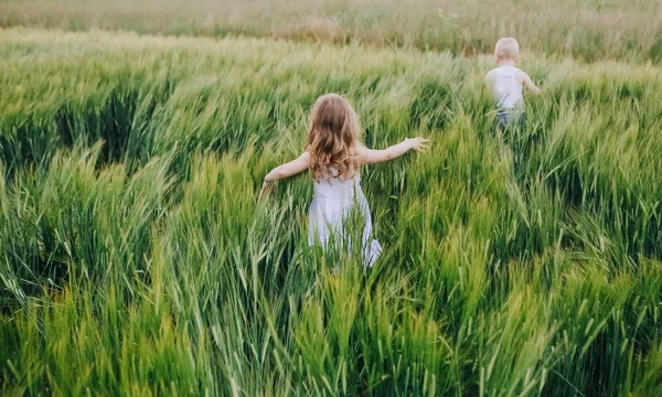 Küçük çocuklar oyun koşmak uzakta bitirmek için — Stok fotoğraf