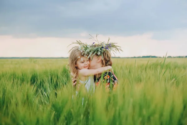 Dotter ger moder krans blommor kramar natur — Stockfoto