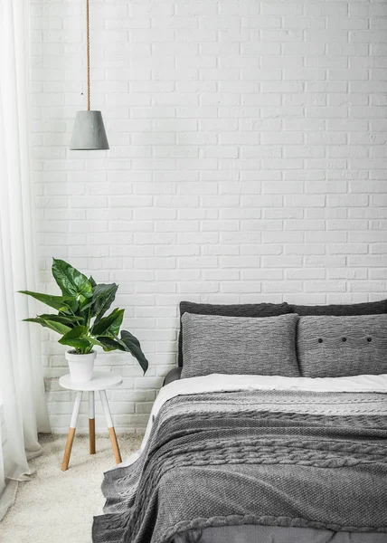 Interieur Schlafzimmer Dekor grau weiße Blume — Stockfoto