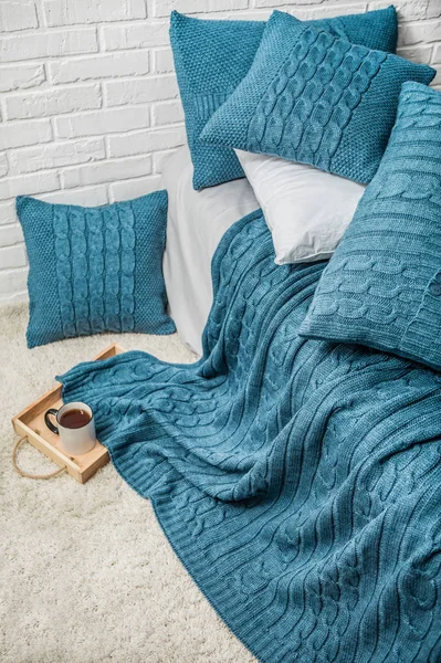 Dormitorio manta a cuadros patrón de almohada decoración interior —  Fotos de Stock