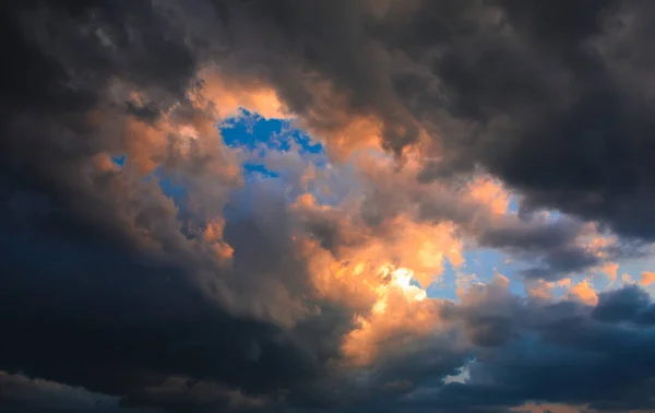 Sol pôr do sol nuvens preto escuro de perto — Fotografia de Stock