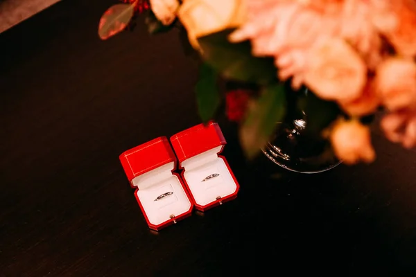 Кільця різьблена червона коробка золоті букетні квіти — стокове фото