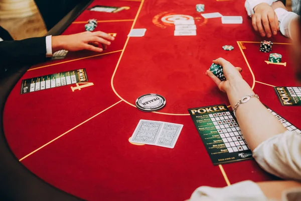 Casino As pessoas jogam croupier jogos — Fotografia de Stock