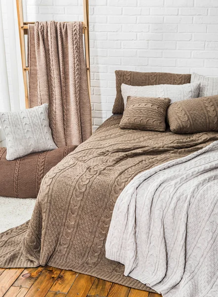 Yatak odası yatak yastık battaniye ekose bej — Stok fotoğraf