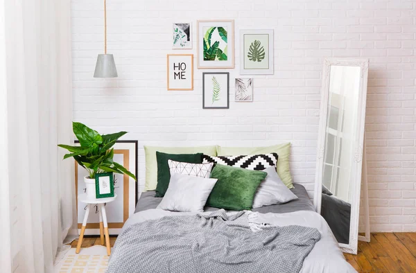 Sovrum inredning house bed stil fönster gardin — Stockfoto