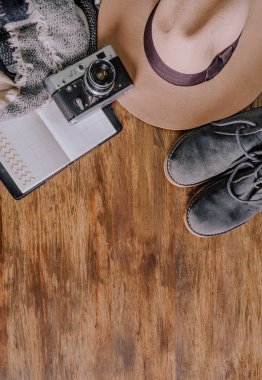 Şapka kamera kazak kot telefon defter Ayakkabı