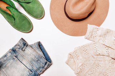 kot pantolon ve kazak beyaz arka plan