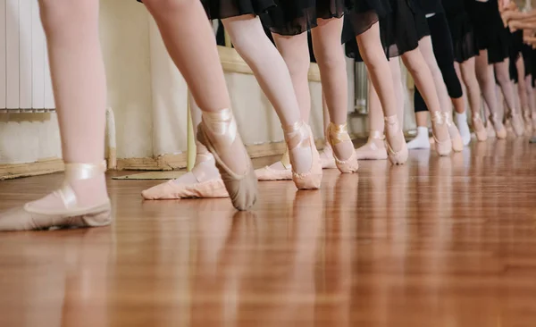 Petites ballerines faisant des exercices cours de ballet . — Photo