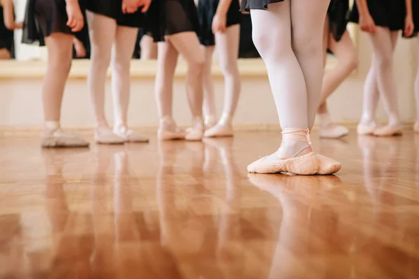 Lilla ballerinor gör övningar balett klass. — Stockfoto