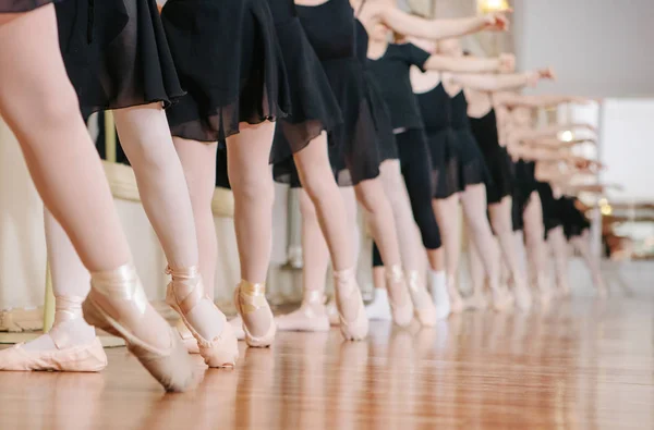 Petites ballerines faisant des exercices cours de ballet . — Photo