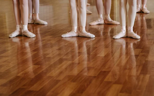 Petites ballerines faisant des exercices cours de ballet . — Photo