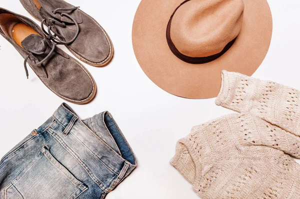 Jeans e uma camisola estão em um fundo branco — Fotografia de Stock