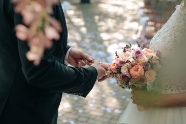 Altın yüzük koyarak düğün töreni gelin damat