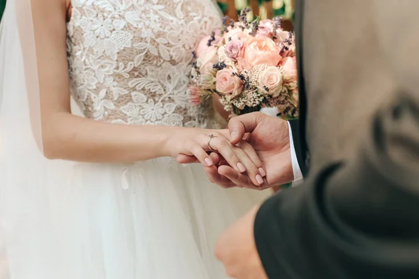 Šťastné nevěsty držet se za ruce — Stock fotografie