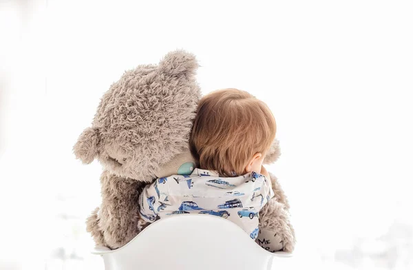 Dítě drží velký plyšový medvěd bílý pozadí — Stock fotografie