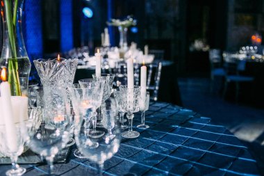  çanak çömlek gözlük ve mum romantik parti