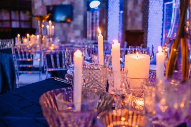 çanak çömlek gözlük ve mumlarla süslenmiş tablo