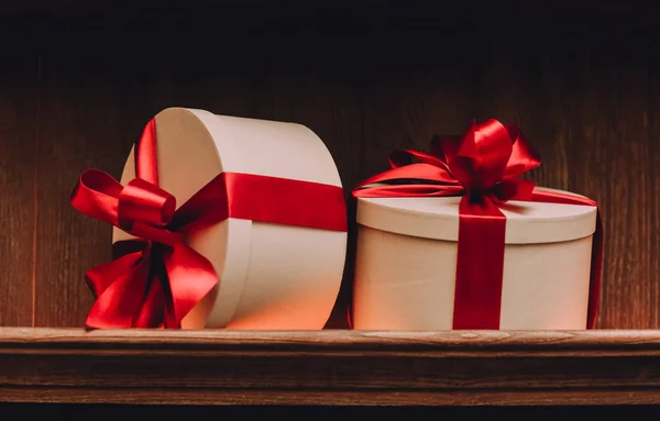 กล่องของขวัญ เทปสีแดง — ภาพถ่ายสต็อก