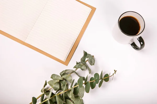 Cuaderno en blanco con taza de café y flores — Foto de Stock