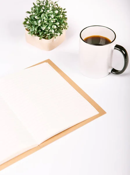 Cuaderno en blanco con taza de café y flores — Foto de Stock