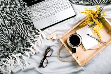 çiçek ve bir dizüstü bilgisayar ile ayarlamak bahar şenlikli 