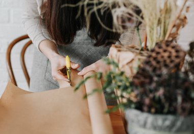 kadın çiçekçi toplar buket farklı çiçek Süsle