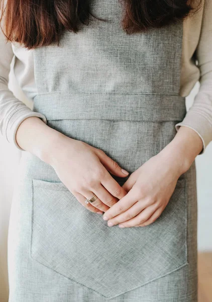 Vrouw tuinman tuingereedschap werkt schort — Stockfoto