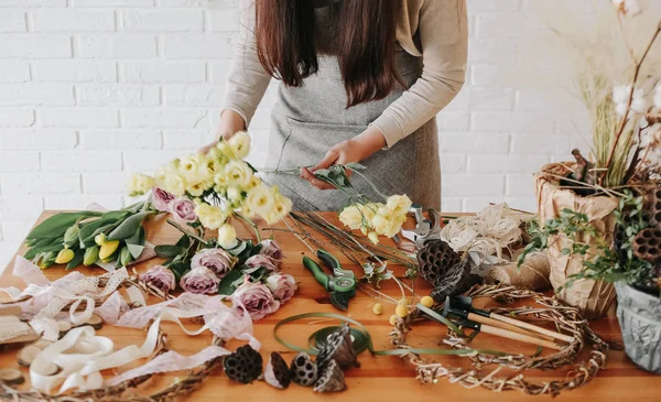 Florista mujer recoge ramo decora diferentes flores — Foto de Stock