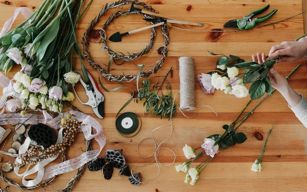 Florista mujer recoge ramo decora diferentes flores — Foto de Stock