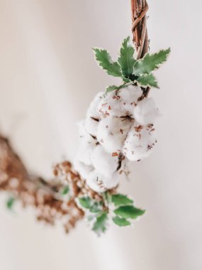 çelenk kuru çiçekler pamuk beyaz arka plan dekore edilmiştir.