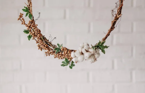 Krans van gedroogde bloemen katoen ingericht witte achtergrond — Stockfoto