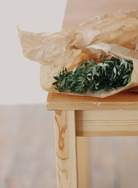 Folhas de eucalipto verde embrulhado cadeira de madeira de papel decorativo — Fotografia de Stock