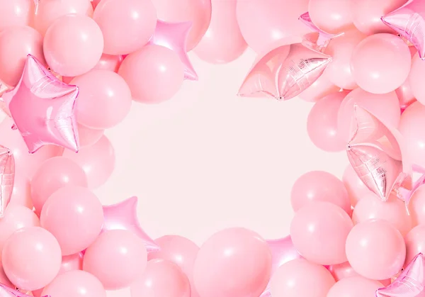 Pembe doğum günü hava balonları nane arka plan üzerinde 