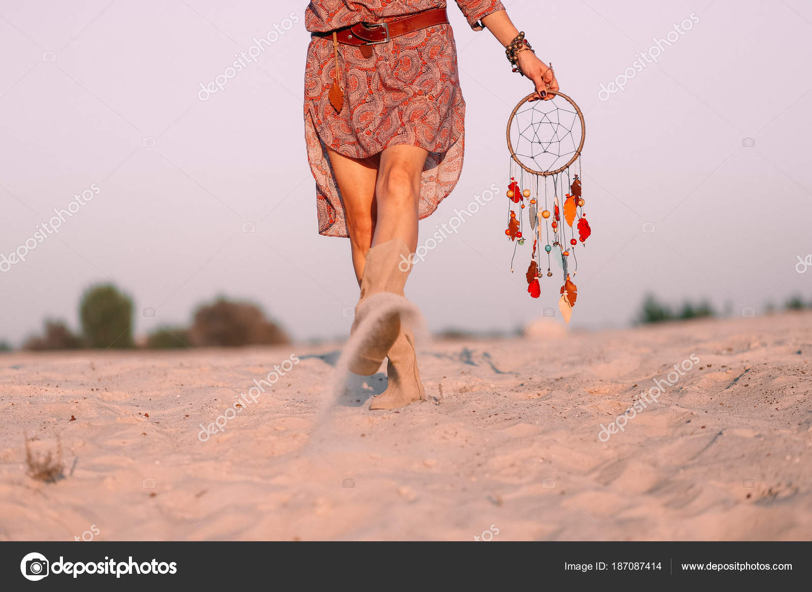 Fille Avec Accessoires Indiens Et Robe De Plage