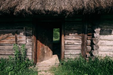 eski püskü Ahşap evin kırık bir çatı ile 