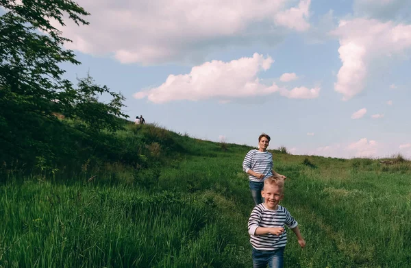 Mamma driver sonen fältet fly livsstil familj — Stockfoto