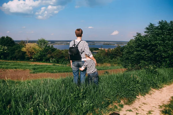 Famille regardant la grande rivière de loin — Photo