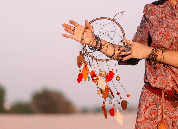 Девушка с индийскими аксессуарами платье пляж — стоковое фото