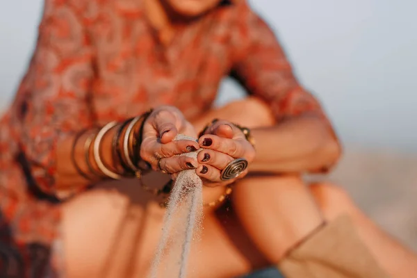 Ragazza con accessori indiani vestito spiaggia — Foto Stock